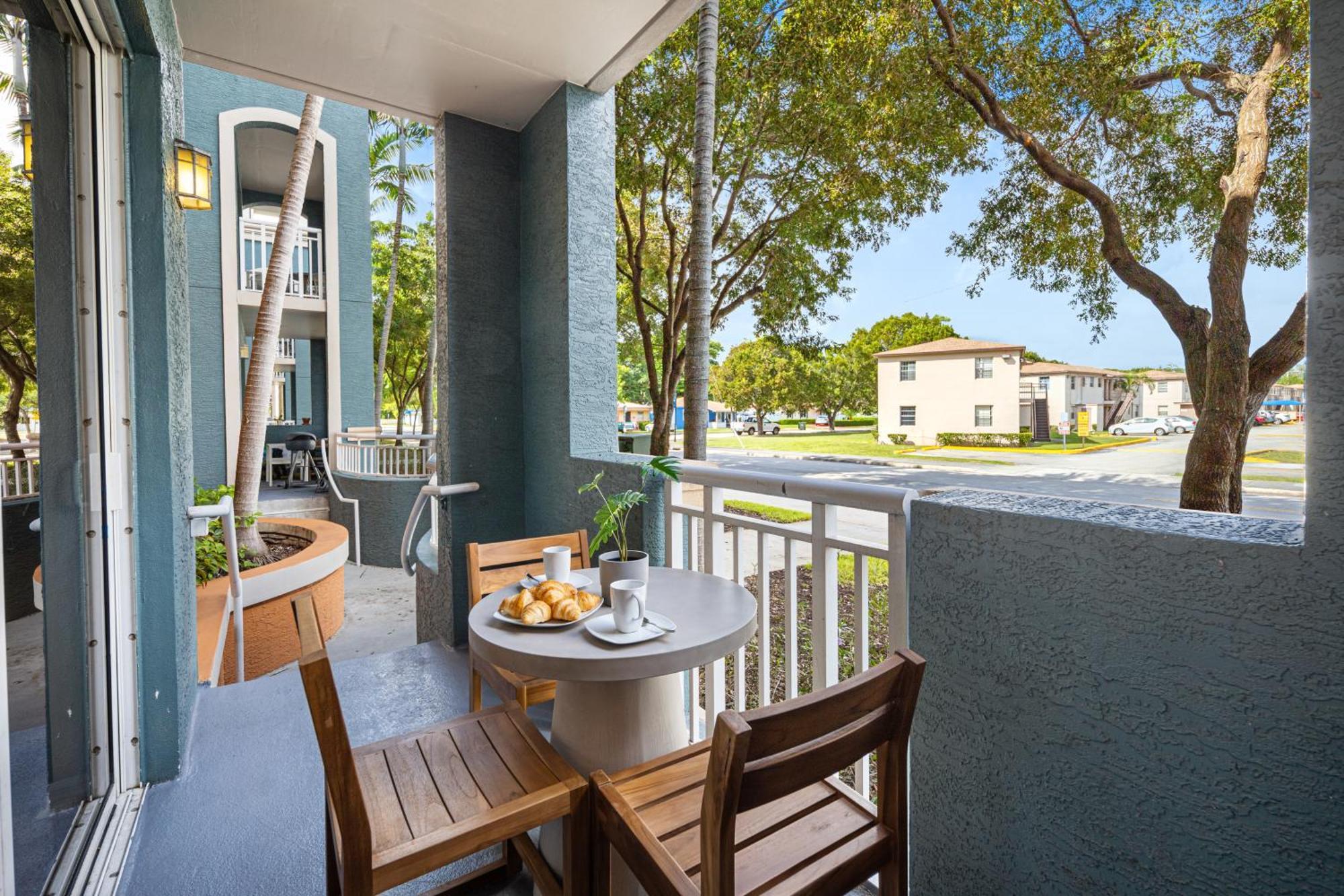 Dharma Home Suites South Miami At Red Road Commons מראה חיצוני תמונה