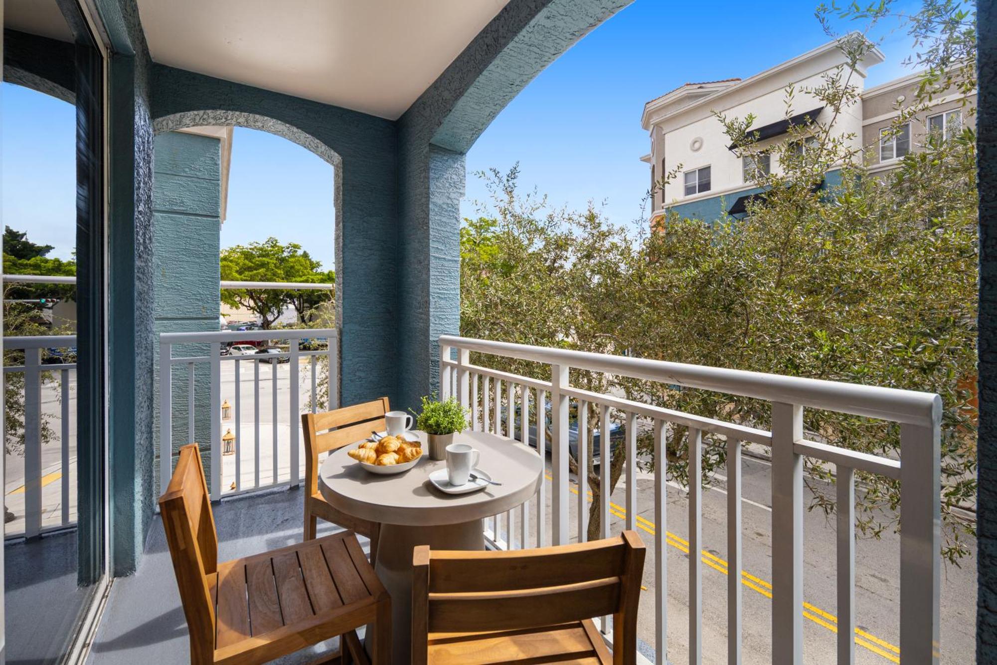 Dharma Home Suites South Miami At Red Road Commons מראה חיצוני תמונה